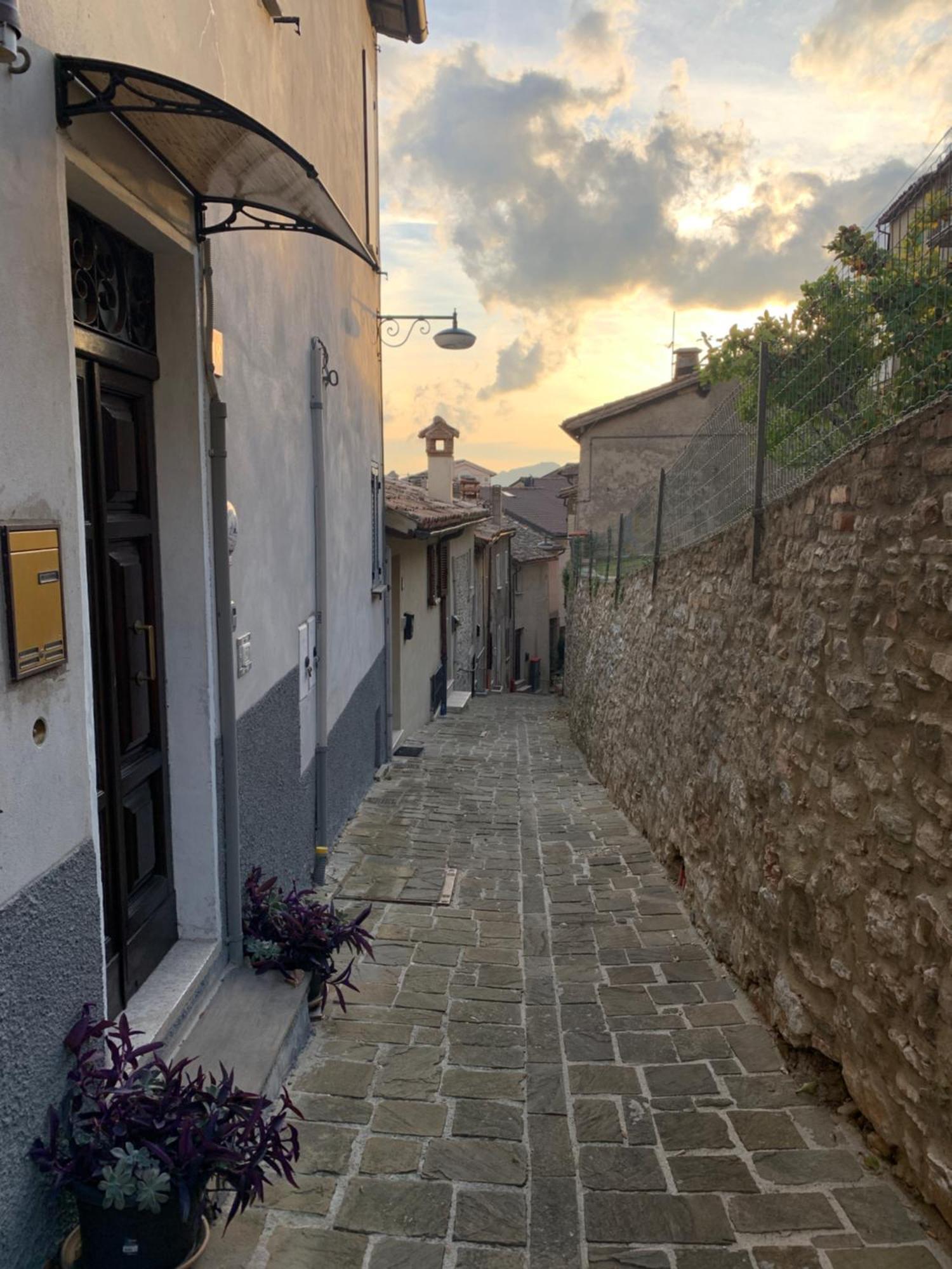 Casa Flea - Holiday Apartment With 2 Bedrooms Gualdo Tadino Buitenkant foto